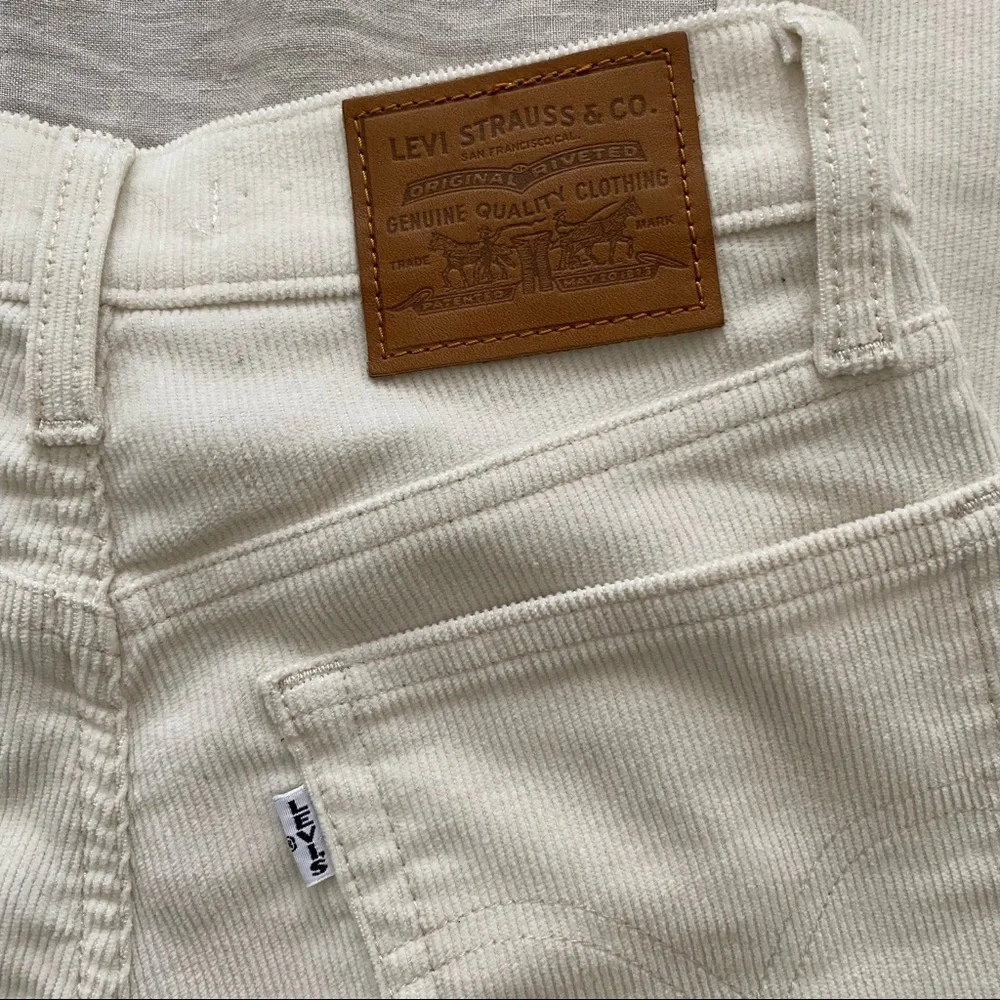 Levi's Cream Wedgie Straight Jeans - Picture 6 of 8